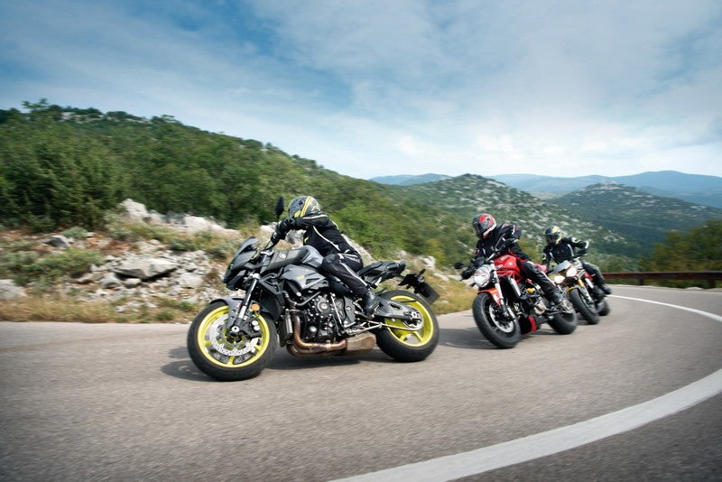 grupa motocyklistów jedzie razem w górach