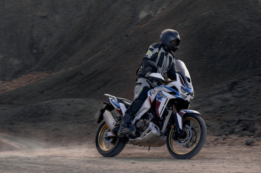 Motocyklista jedzie w komplecie odzieży motocyklowej Rebelhorn Patrol