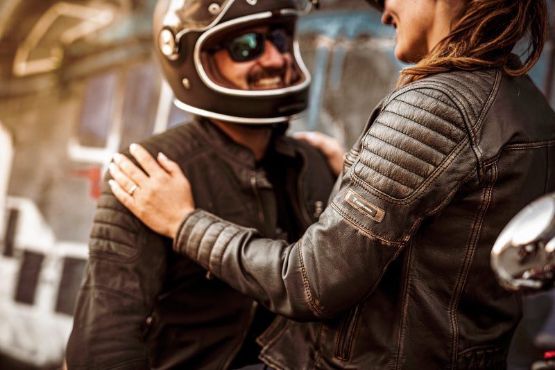 motocykliści przytulają się, oboje ubrani w kurtki skórzane Rebelhorn 