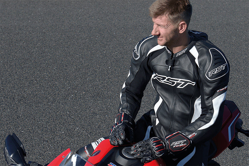 motocyklista w odzieży RST TracTech Evo III 