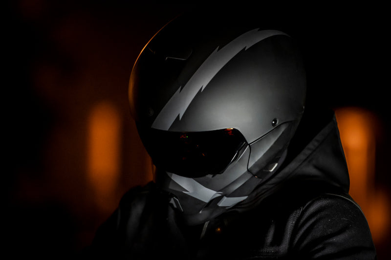 zdjęcie wizerunkowe kasku motocyklowego scorpion covert x, czarny kask integrany na czerwonym ciemnym tle
