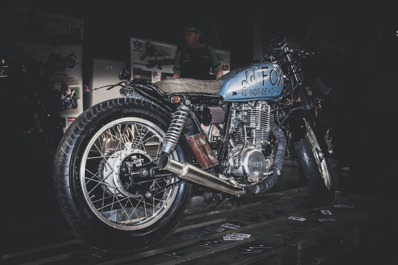 Stary motocykl z napisem Old Fox