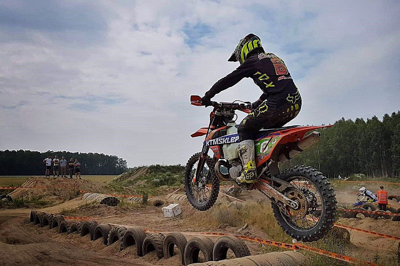 Oskar Kaczmarczyk jedzie na motocyklu po torze enduro