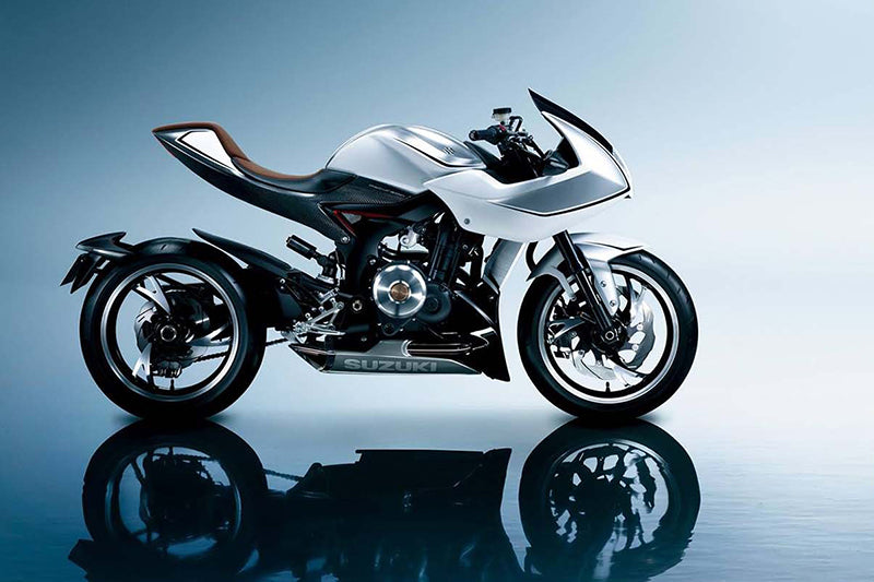 Sportowy Motocykl Suzuki w odcieniach srebra stojący bokiem na niebieskim tle z odbiciem lustrzanym