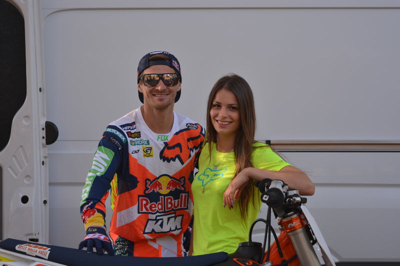 Wspólne zdjęcie Tadka Błażusiaka i Dominiki 333 Orlik przy motocyklu enduro