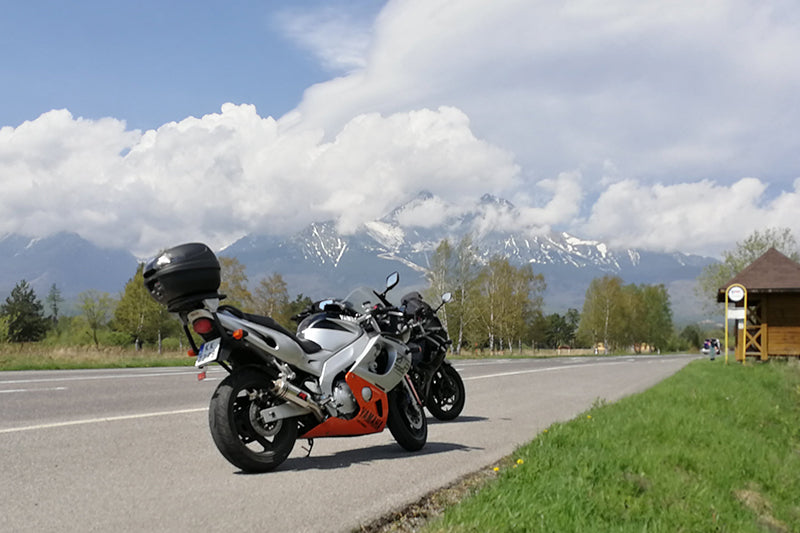 motocykl u stup Słowackich Tatr 