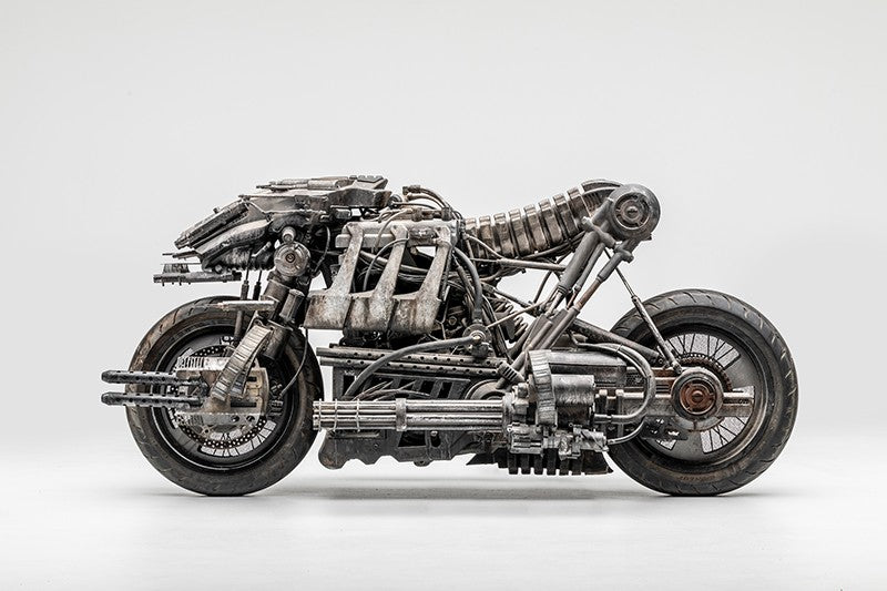 Motocykl Terminator, designerski projekt Victora Martineza, stojący bokiem na jasnoszarym tle