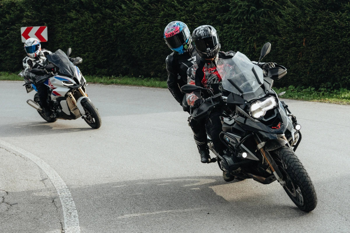 motocykliści jadą na motorze i hamują podczas skrętu