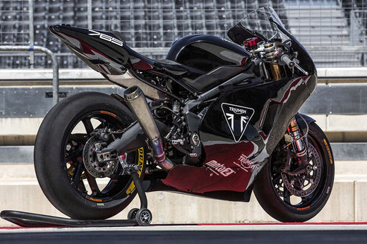 Na torze Triumph Daytona 765