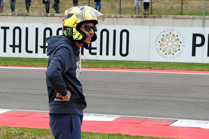 Valentino Rossi w kasku Arai na torze wyścigowym 