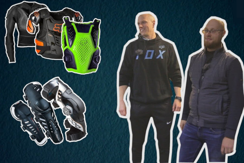 dwie osoby prezentują ochraniacze motocyklowe na offroad