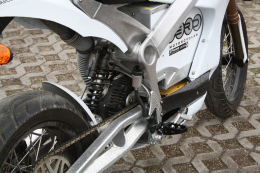 Zbliżenie na akumulator w motocyklu