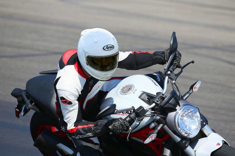Motocyklista w kasku Arai Quantic