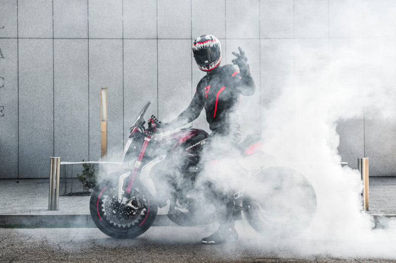 motocyklista na motocyklu w chmurze dymu 
