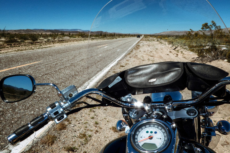 widok deski rozdzielczej motocykla stojącego na poboczu drogi
