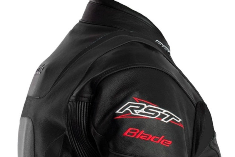 zbliżenie na kurtkę dla motocyklisty marki RST