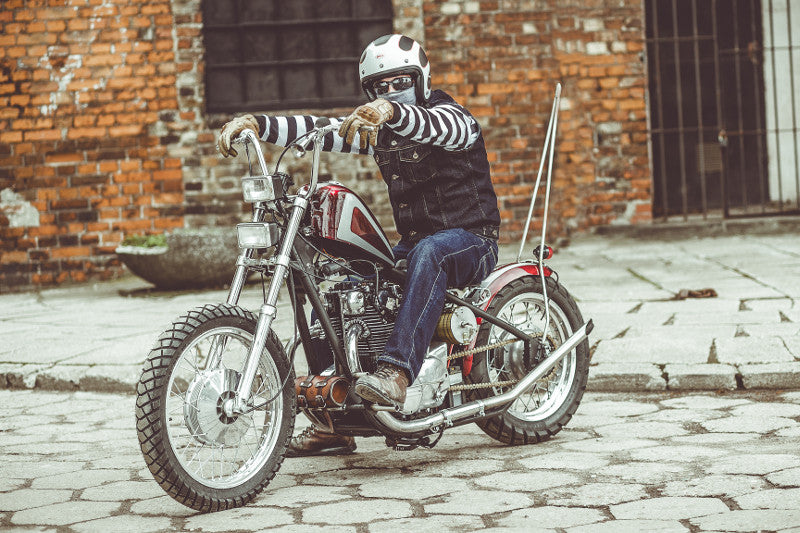 mężczyzna na motocyklu Yamaha XS 650 chopp by Custom Operational Group
