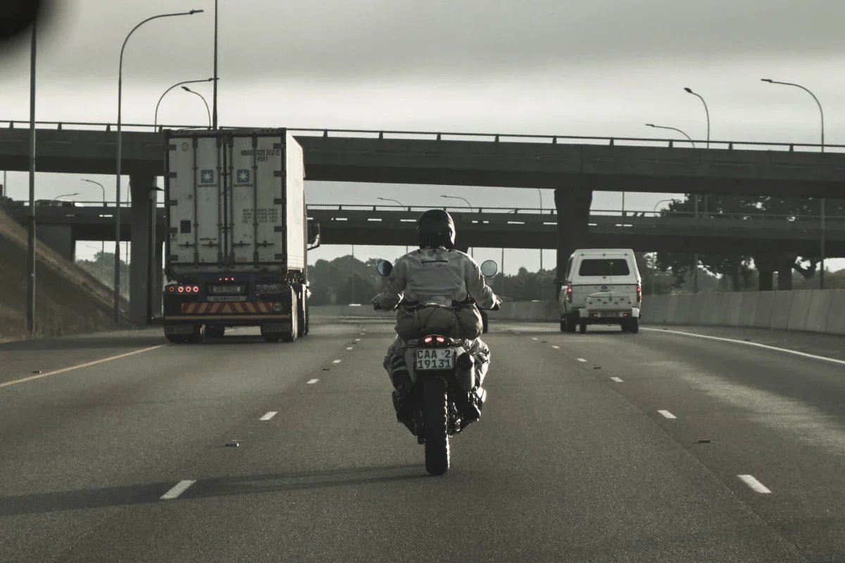 defensywna jazda motocyklem na autostradzie