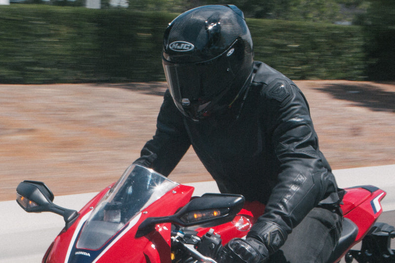 motocyklista w kasku HJC jedzie na nowej Hondzie CBR