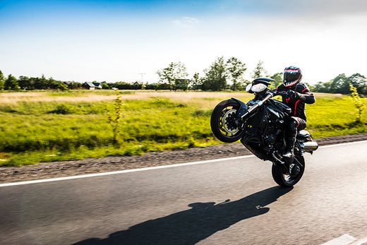 motocyklista w kasku Arai na drodze szybkiego ruchu 