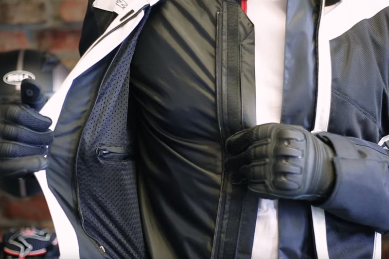 model ubrany w kurtkę i rękawice motocyklowe z kompletu stroju za 2 tysiące złotych