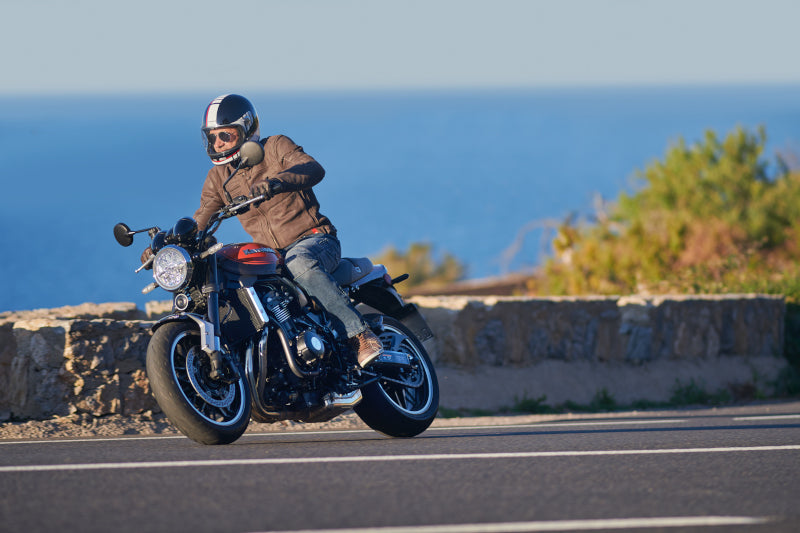 motocyklista jadący na motocyklu typu custom ubrany w rękawice held flixter