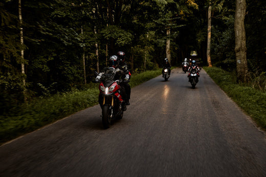 motocykliści jadący na różnych typach motocykli