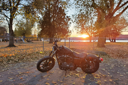 motocykl stoi na jesiennej drodze