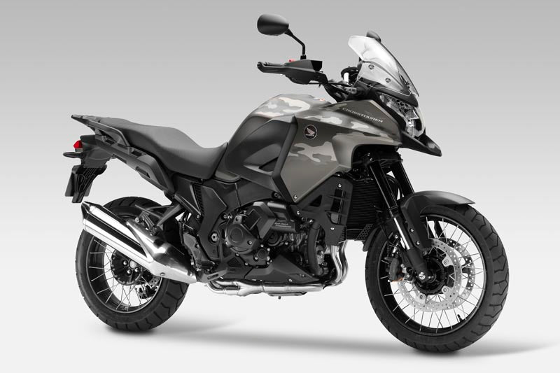 motocykl honda o pojemności do 125cm3 w ciemnym kolorze stojący na szarym tle 
