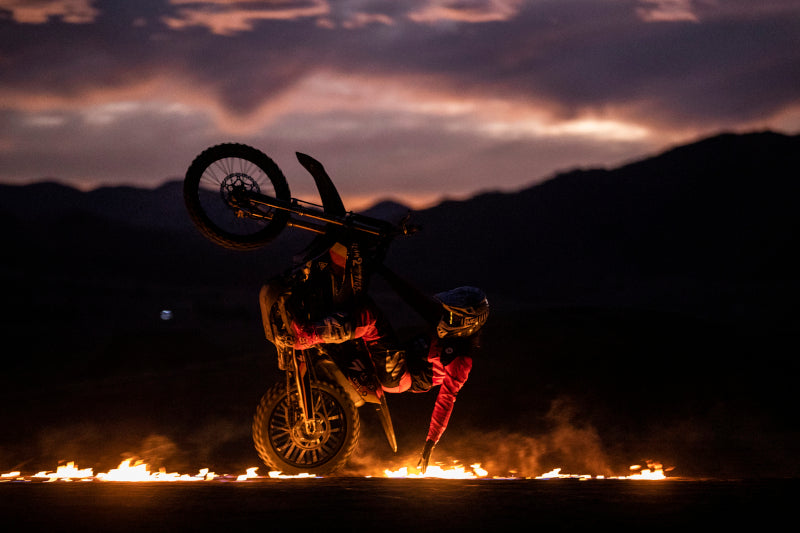 Motocykl w ogniu, stojący pionowo pod górę, zabity złym traktowaniem