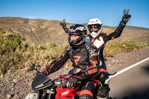 dwoje motocyklistów jadących w kombinezonach Rebelhorna