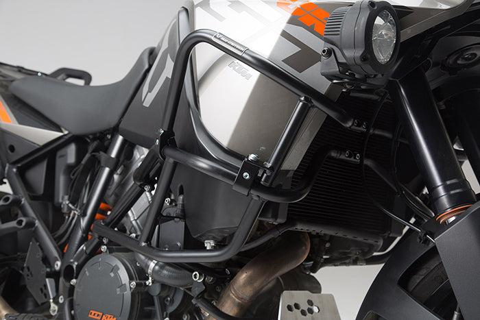 widok osłony silnika motocykla KTM ochronionej pomarańczowym gmolem SW-Motech