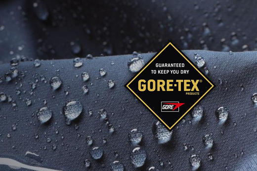 Logo Gore-TEX z hasłem marki, na ciemnym tle z kroplami wody