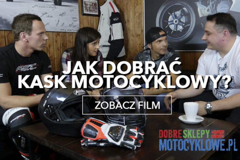 Motocykliście omawiają jak dobrać odpowiedni dla siebie kask motocyklowy, na stole kaski i rękawice motocyklowe