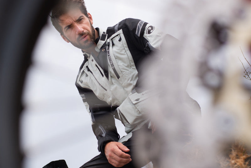 Motocyklista ubrany  w kurtkę Held Hakuna II pozuje do zdjęcia
