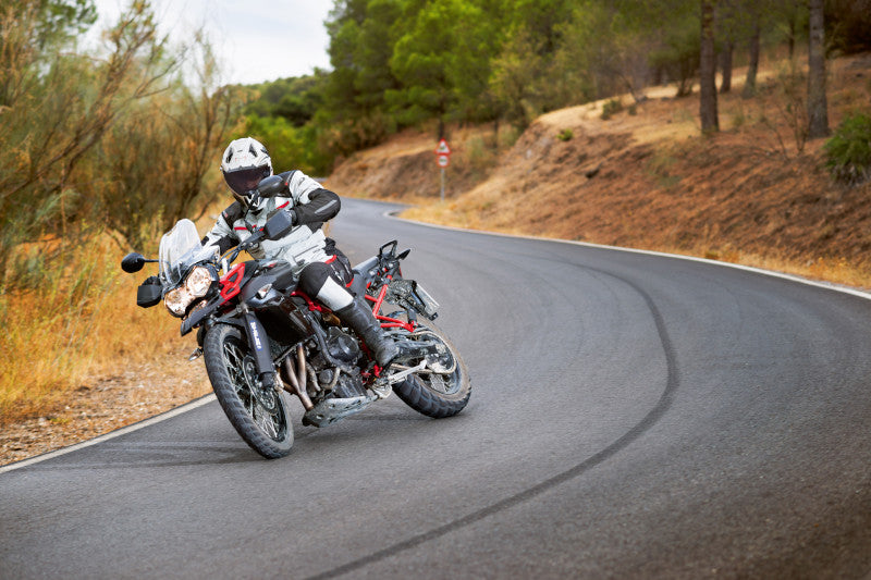 motocyklista jedzie kretą asfaltową drogą 