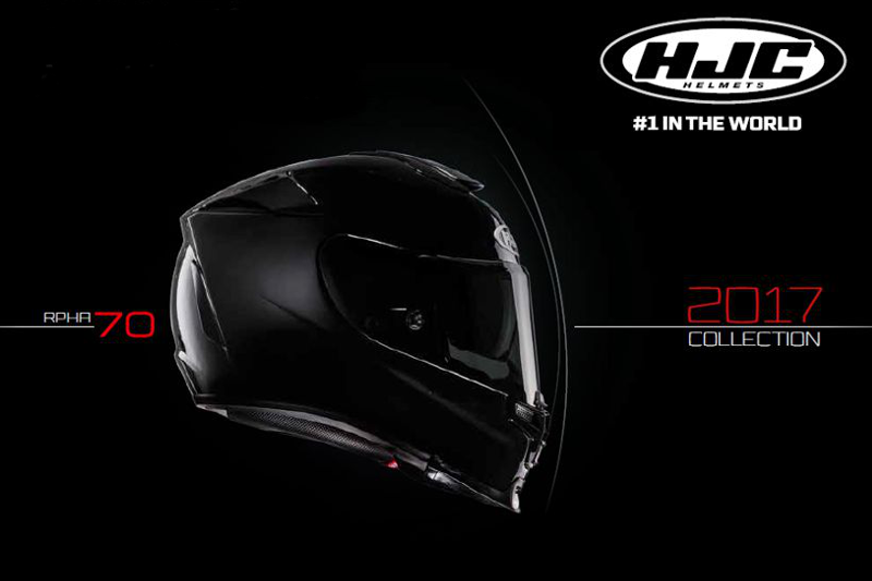 Kask HJC prezentowany bokiem, czarny kask motocyklowy na czarnym tle, w górnym rogu logo HJC