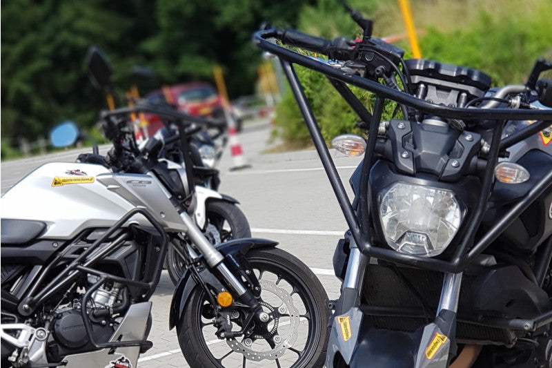dwa motocykle do nauki jazdy stoją na placu manewrowym