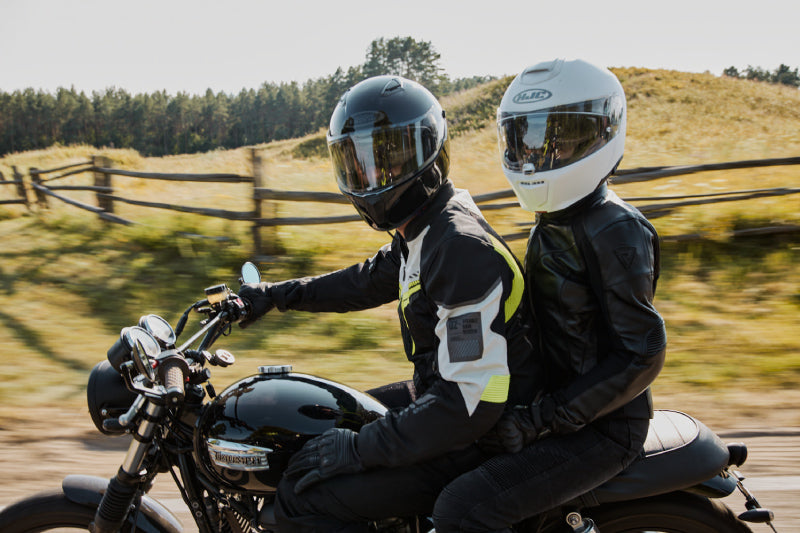 motocyklista w kasku integralnym i plecak w kasku szczękowym