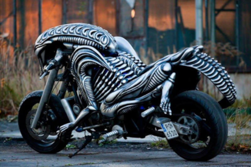 stuningowany czarny motocykl