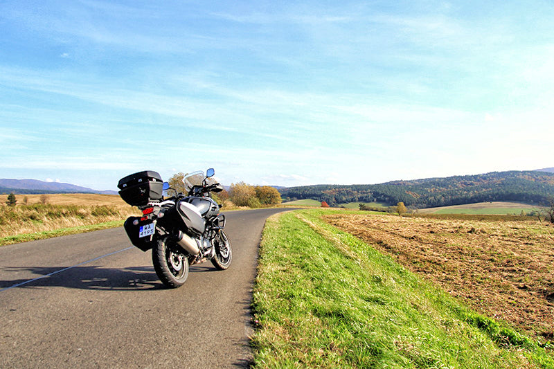 motocykl na drodze przy pasie zieleni