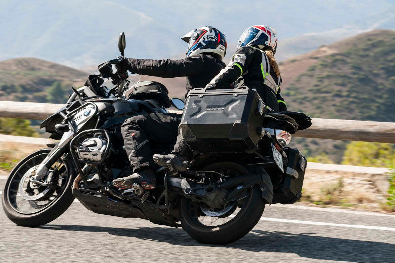 dwójka motocyklistów jedzie razem na motocklu turystycznym