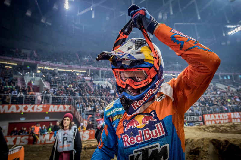 zawodnik motocrossowy zdejmuje gogle podczas zawodów