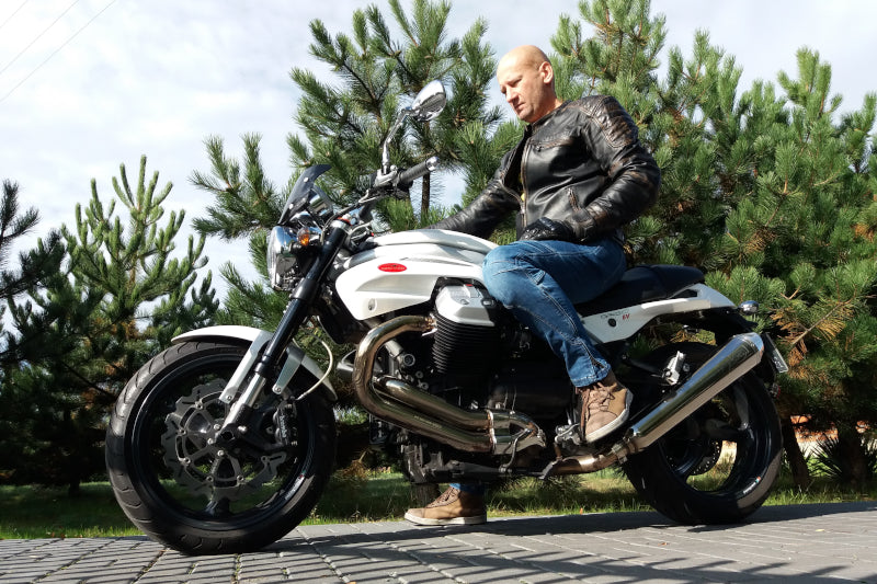 motocyklista siedzi na motocyklu Moto Guzzi Griso 1200 8V