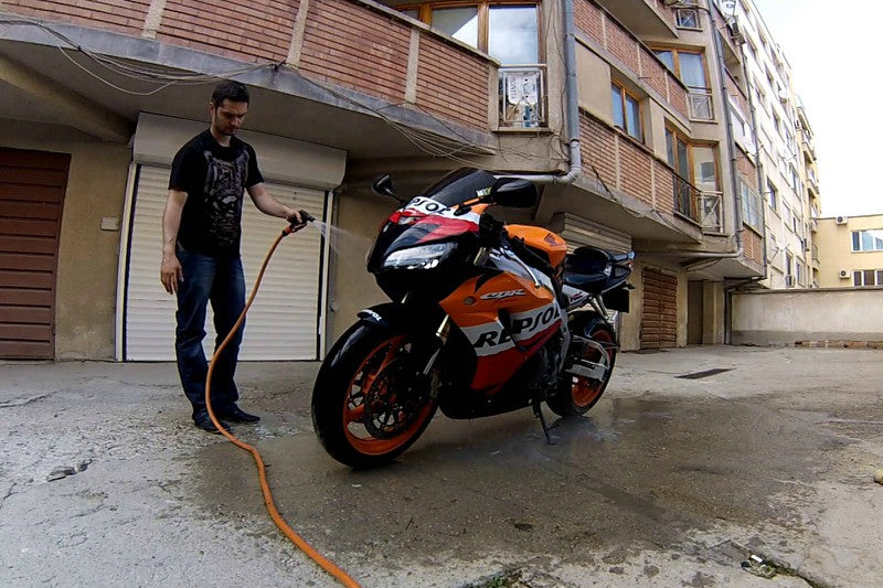Zdjęcie mężczyzny myjącego motocykl KTM