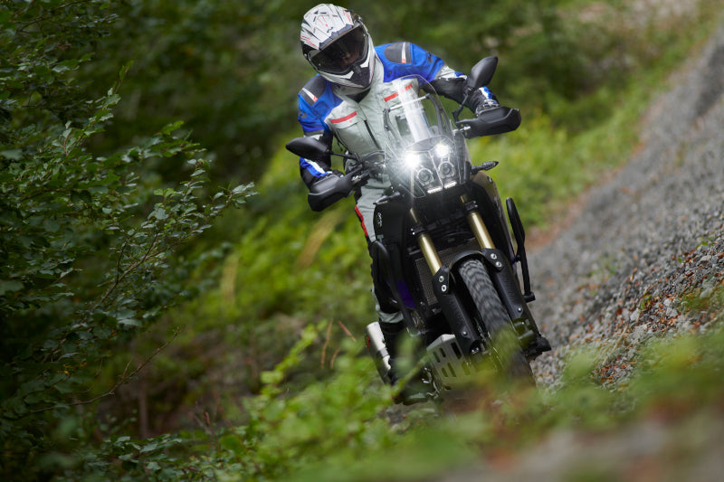 motocyklista jadący jesienią w stroju held carese evo