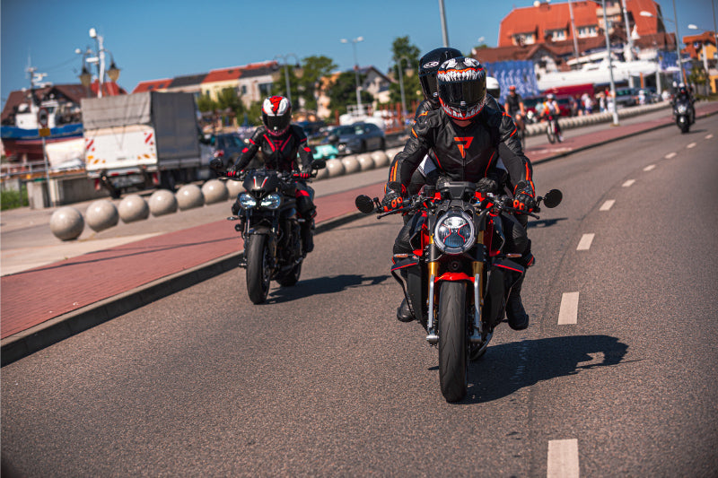 motocykliści jadący w kolumnie, ubrani w kombinezony Rebelhorn