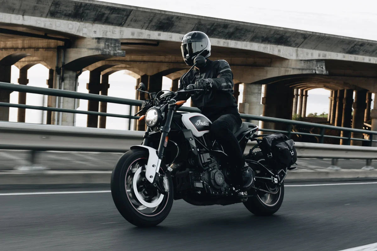 jazda motocyklowa po drodze asfaltowej