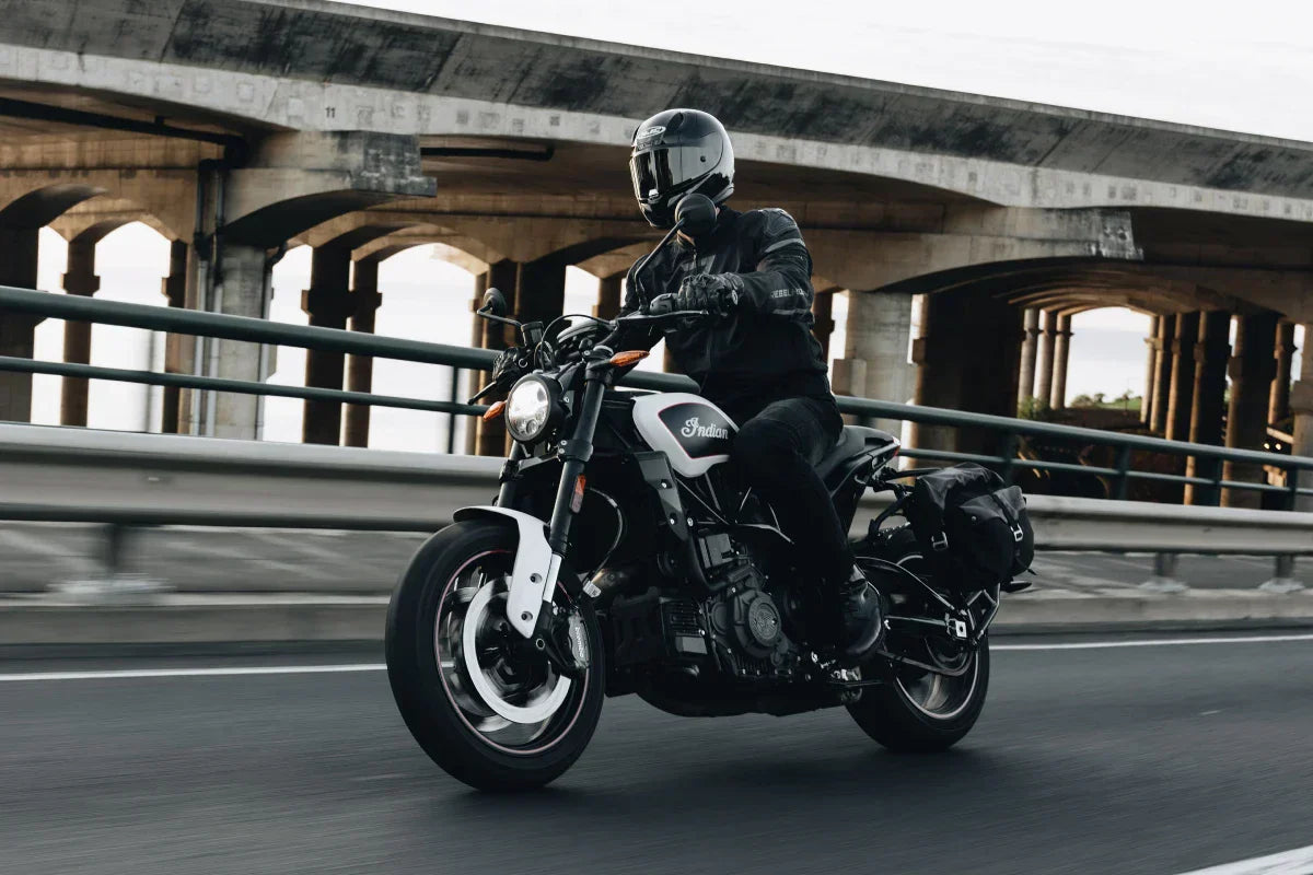 jazda motocyklowa po drodze asfaltowej