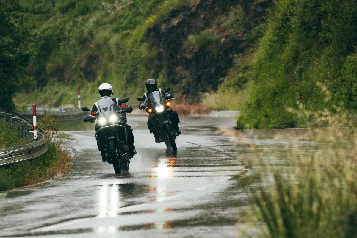 motocykliści jadący motorami podczas deszczu